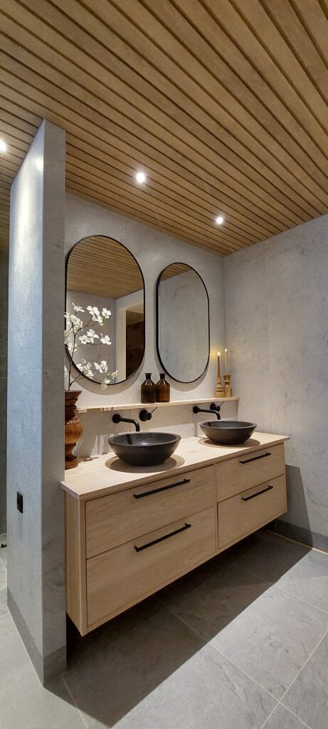 badkamer met op maat gemaakte eiken badmeubel en kunststof Fronto Multi Sponningdeel lattenplafond