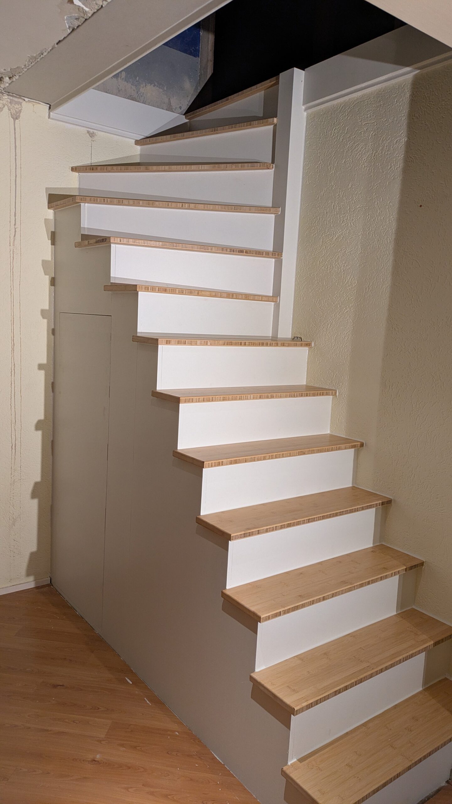 Op maat gemaakte trap met bamboe treden en trapkast