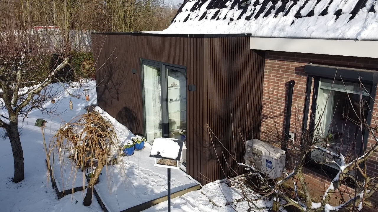 Aanbouw uitbreiding keuken met schuifpui en walnoot composiet gevelbekleding